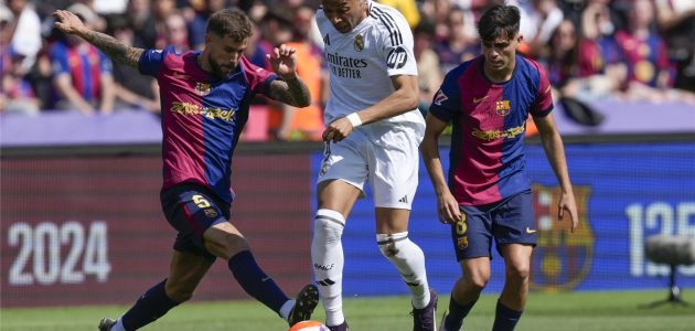 نجم برشلونة يوجه اتهاما لمبابي.. والفرنسي يرد بسخرية