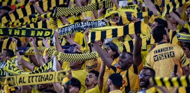 هتافات واحتفالات.. جماهير الاتحاد تشعل الأجواء أمام الرائد